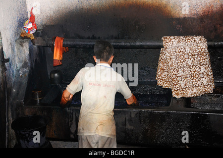 Teinture dans une usine de batik, près de Yogyakarta, le centre de Java, en Indonésie, en Asie du sud-est Banque D'Images