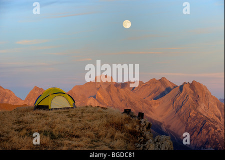 Tente sur le plateau en face de l'Alp de sommets avec la pleine lune, kaisers, Ausserfern, Lechtal, Tyrol, Autriche, Europe Banque D'Images