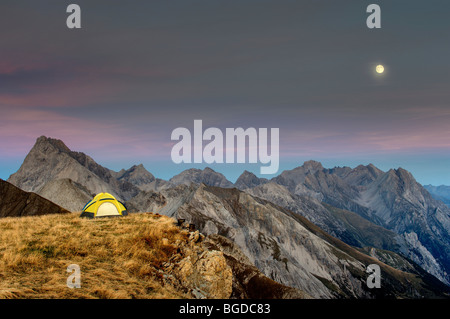 Tente sur le plateau en face de l'Alp de sommets avec la pleine lune, kaisers, Ausserfern, Lechtal, Tyrol, Autriche, Europe Banque D'Images