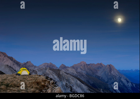 Tente sur le plateau en face de l'Alp de sommets avec la pleine lune, kaisers, Ausserfern, Lechtal, Tyrol, Autriche, Europe Banque D'Images