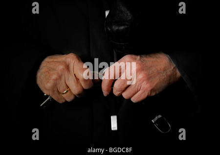 Old woman's hands with key Banque D'Images
