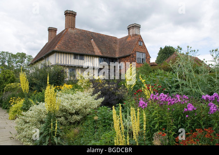 La longue frontière ET HOUSE , Great Dixter Gardens, de l'East Sussex. Banque D'Images