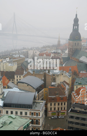 Vue de la cathédrale sur le centre-ville historique et le fleuve Daugava à Riga, Lettonie, région de la Baltique, dans le Nord de l'Europe Banque D'Images