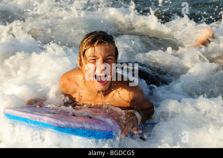 Enfant avec surfboard, Corse, France, Europe Banque D'Images