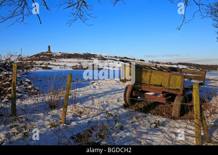 Ancienne ferme en remorque un champ en dessous de la tour du Jubilé, Castle Hill, Huddersfield, West Yorkshire, Angleterre, Royaume-Uni. Banque D'Images