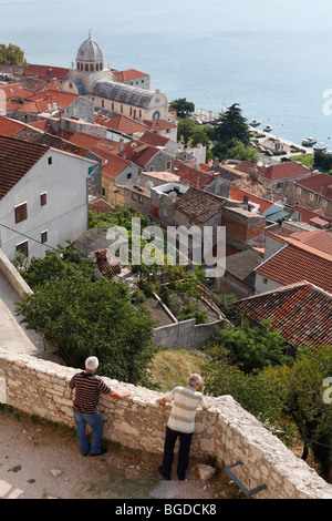 Vue depuis la forteresse sur la vieille ville avec la cathédrale, Sibenik, Croatie, Mer Adriatique, la Croatie, l'Europe Banque D'Images