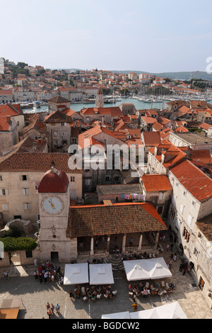 Vue depuis la flèche de la cathédrale sur la loggia et son beffroi, dans l'arrière l'île de Ciovo, Trogir, en Dalmatie, Croatie, Europe Banque D'Images