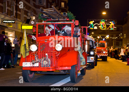 Old fire engine dans la parade de Noël, Copenhague, Danemark, Europe Banque D'Images