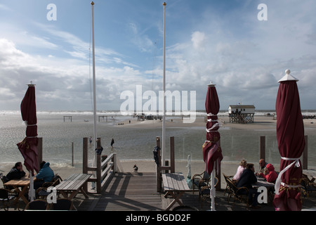 Cafe dans une maison sur pilotis au-dessus de la plage inondée de Sankt Peter-Ording, Mer du Nord, Frise du Nord, dans le Nord de l'Allemagne, l'Allemagne, l'E Banque D'Images