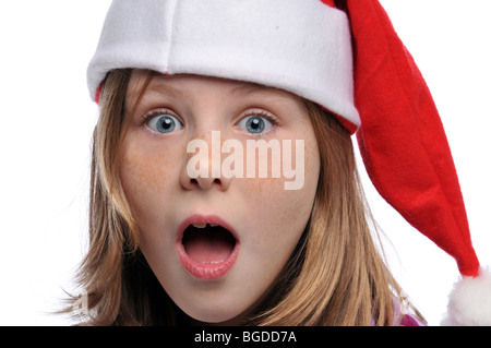 Le portrait de jeune fille Titlle wearing a Santa's hat isolé sur fond blanc Banque D'Images