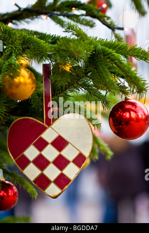 Vintage coeur tissé sur l'arbre de Noël Banque D'Images