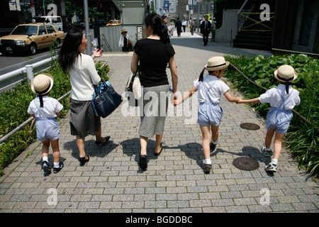 Les filles avec leur mère sur le chemin de l'école, Tokyo, Japon, Asie Banque D'Images