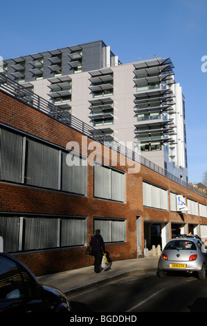 Hampshire County Council bureaux rénovés et parking voir sur Tower Street Winchester le sud de l'Angleterre, Royaume-Uni Banque D'Images