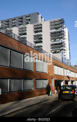 Hampshire County Council bureaux rénovés et parking voir sur Tower Street Winchester le sud de l'Angleterre, Royaume-Uni Banque D'Images