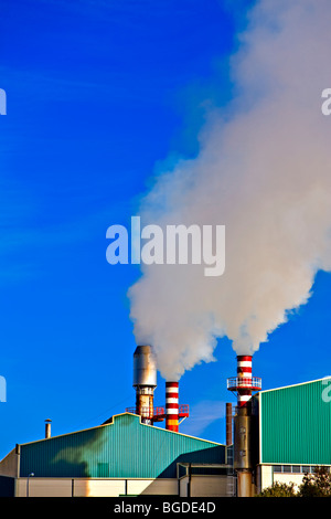 Les cheminées de l'industrie et de la création de la pollution atmosphérique dans la ville de Baeza, province de Jaén, Andalousie, Espagne (Andalousie), l'Europe. L'o Banque D'Images