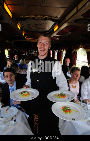 Le personnel de service dans le Train Impérial de Munich à Füssen, Bavaria, Germany, Europe Banque D'Images