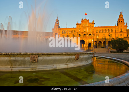 Bâtiment central et fontaine dans la Plaza de España, Parc Maria Luisa, pendant le coucher du soleil dans la ville de Séville (Séville), Province o Banque D'Images