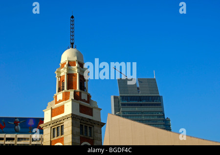 Flèche de la vieille tour de l'horloge et une tour moderne à l'arrière, Kowloon, Hong Kong, Chine, Asie Banque D'Images