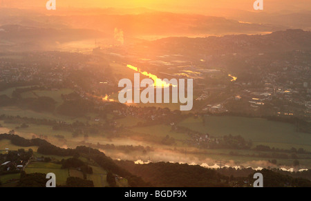 Photo aérienne, le lever du soleil, la rivière Ruhr, vallée de la rivière Ruhr, matin, brouillard, Hattingen, région de la Ruhr, en Rhénanie du Nord-Westphalie, Allemagne, Banque D'Images