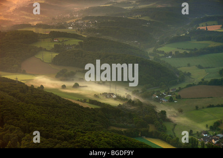 Photo aérienne, Hattingen, Wodantal vallée, zone de loisirs locaux, matin, brouillard, région de la Ruhr, en Rhénanie du Nord-Westphalie, Allemagne, Banque D'Images