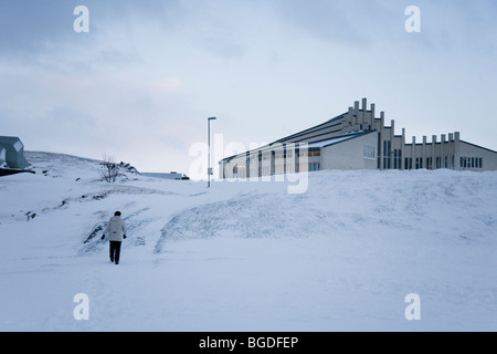 Personne à marcher vers Vidistadakirkja église durant l'hiver. Hafnarfjordur, une plus grande région de Reykjavik, Islande. Banque D'Images