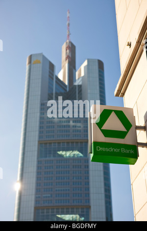 Branche de la Dresdner Bank en face de l'immeuble de la Commerzbank, Frankfurt am Main, Hesse, Germany, Europe Banque D'Images