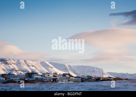 Grafarvogur, une banlieue de Reykjavik, Mt. Esja en arrière-plan. Sud-ouest de l'Islande. Banque D'Images