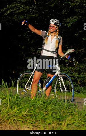 Jeune femme sur un vélo, Bavaria, Germany, Europe Banque D'Images