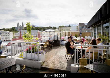 Des gens assis dans un café. Akureyri, au nord-est de l'Islande. Banque D'Images