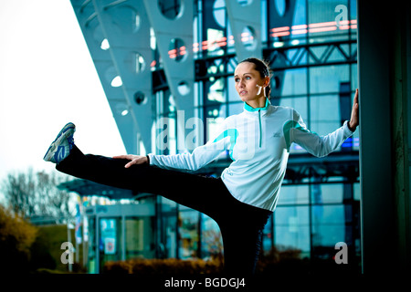 Jeune femme en préchauffage pour le jogging. Banque D'Images