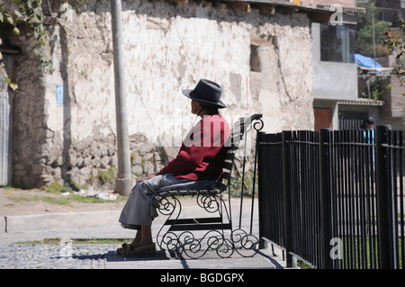Vieille Femme sur un banc, petite place, Ayacucho, Inca Quechua, règlement des différends, le Pérou, Amérique du Sud, Amérique Latine Banque D'Images
