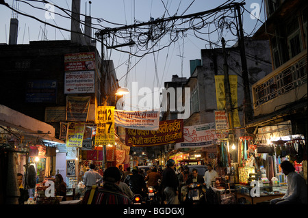 Scène de rue en soirée dans le centre-ville historique de Jaipur, Rajasthan, Inde du Nord, Inde, Asie du Sud, Asie Banque D'Images