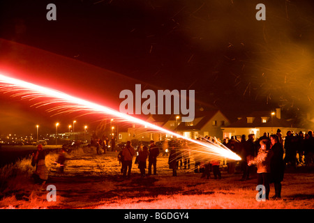 People celebrating new years eve. Aegissida, Reykjavik, Islande. Banque D'Images