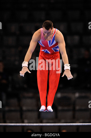 Kristian Thomas, en Grande-Bretagne, à la barre fixe, EnBW, 2009 Coupe du Monde de Gymnastique Porsche-Arena, Stuttgart, Bade-Wurtemberg, Banque D'Images