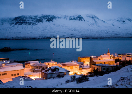 Vue sur Vopnafjordur au crépuscule pendant l'hiver, Est de l'Islande. Banque D'Images