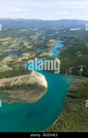 Vue aérienne de la rivière Yukon près de Miles Canyon, Southbound, Whitehorse, Territoire du Yukon, Canada Banque D'Images