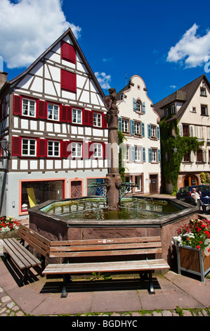 Marché en ville fontaine, Schiltach, Forêt Noire, Bade-Wurtemberg, Allemagne, Europe Banque D'Images