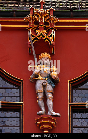 La figure d'un souverain Habsbourg sur le Historisches Kaufhaus historical department store, 1520, 24 place de la cathédrale, Muensterplatz F Banque D'Images