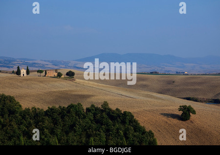 Vitaleta l'église et de l'exploitation dans des champs labourés, près de San Quirico d'Orcia e Toscane, Italie. Banque D'Images