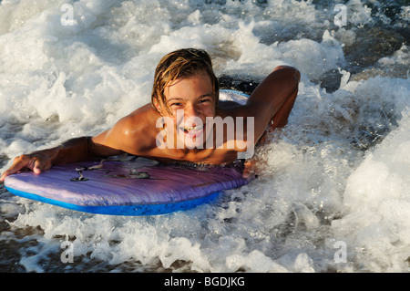 Enfant avec surfboard, Corse, France, Europe Banque D'Images