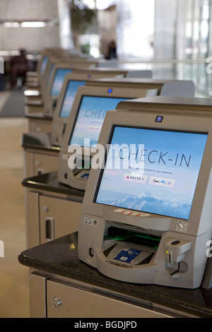 Romulus, Michigan - écran tactile l'arrivée des machines à l'Aéroport Métropolitain de Détroit. Banque D'Images