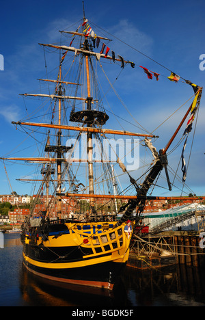 Voilier dans le port de Whitby, Angleterre Banque D'Images