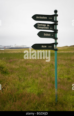 Panneau indiquant distance à divers endroits autour du monde. Videy island, Reykjavik, Islande. Banque D'Images