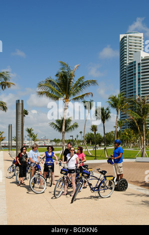 Les touristes à vélo à South Pointe Park, Miami South Beach, Florida, USA Banque D'Images