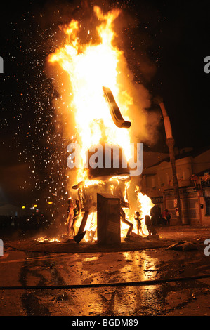 Feu de camp traditionnel de 'La nit de la cremà". Dernier point de "Las Fallas", fête dédiée à saint Joseph. Valence. Espagne Banque D'Images