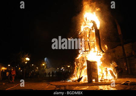 Feu de camp traditionnel de 'La nit de la cremà". Dernier point de "Las Fallas", fête dédiée à saint Joseph. Valence. Espagne Banque D'Images