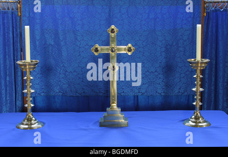 L'autel de l'église St Mary à Acton Burnell, la Sainte Croix accompagnée d'un côté ou d'un chandelier en laiton. Banque D'Images