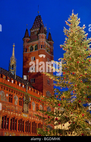 Hôtel de ville de Bâle dans la nuit avec un arbre de Noël dans marketplatz, Bâle, Suisse, Europe Banque D'Images