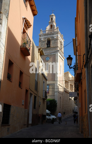 Scène de rue et l'église dans le village de montagne de Relleu, Province d'Alicante, Communauté Valencienne, Espagne Banque D'Images