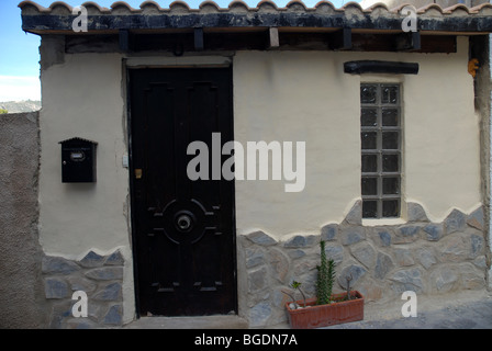 Très petite maison dans le village de montagne de Relleu, Province d'Alicante, Communauté Valencienne, Espagne Banque D'Images